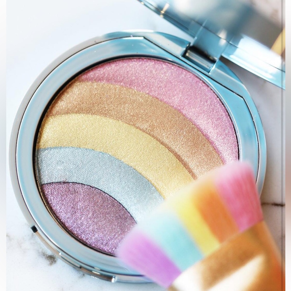 NIB Too Faced Cosmetics Rainbow Strobe Highlighter + Matching Rainbow Brush 🌈